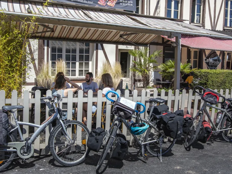 A la terrasse d'un restaurant à La Bouille