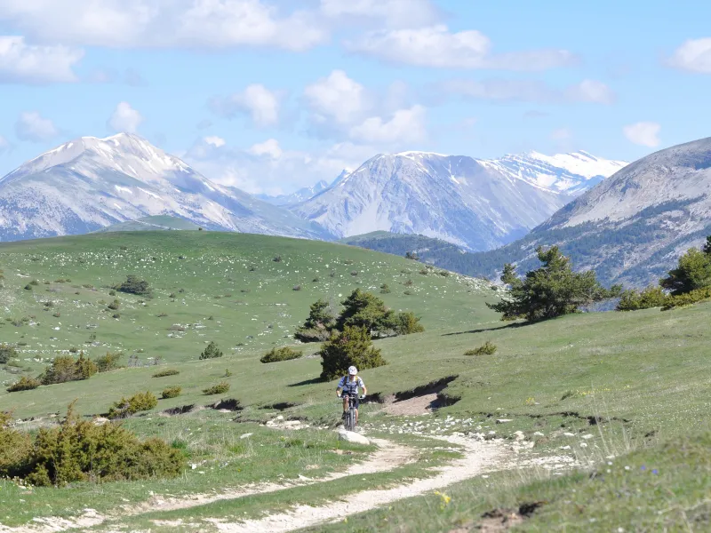 Cimes enneigées sur la Grande Traversée VTT TransVerdon