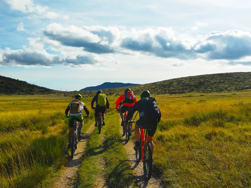 Groupe de vttistes sur la Grande Traversée TransVerdon VTT