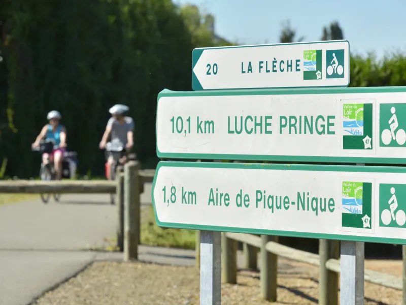 Balisage et panneau vélo dans la Vallée du Loir