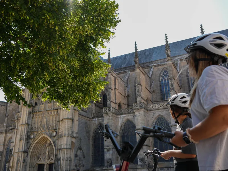 Cyclistes devant Cathédrale Saint-Étienne de Limoges