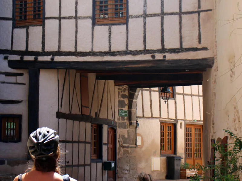 Passage à vélo à Néronde avec ses maisons à colombage