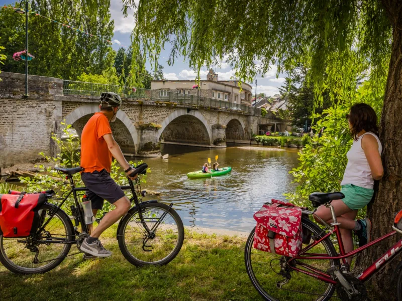 Cyclistes sur La Verdoyante à Pont d'Ouilly