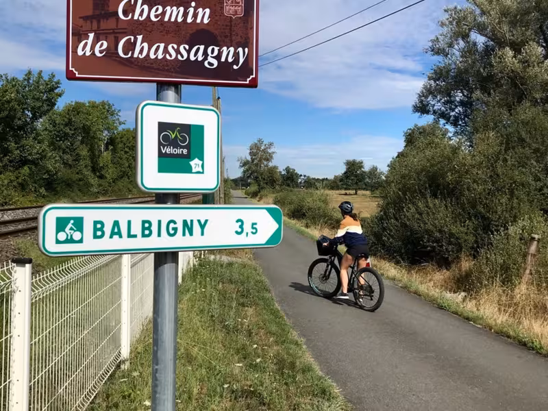 Direction Balbigny sur la boucle vélo F2 et la Véloire