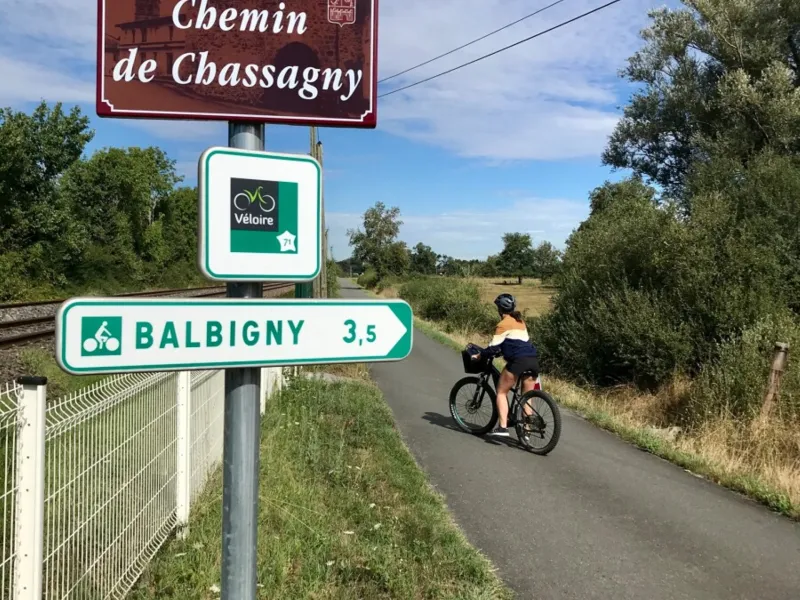 Direction Balbigny sur la boucle vélo F2 et la Véloire 
