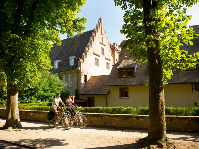 Traversée de village sur la véloroute du vignoble
