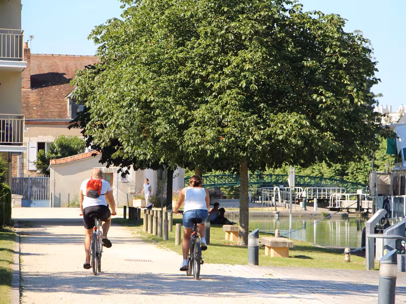 Cyclistes qui roule sur les berges du canal de Briare à Montargis