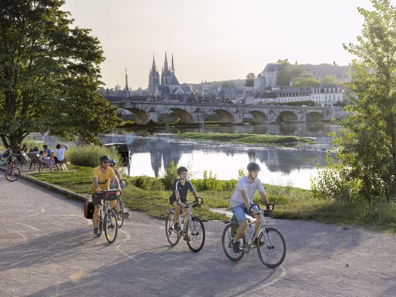 Famille à vélo à Blois
