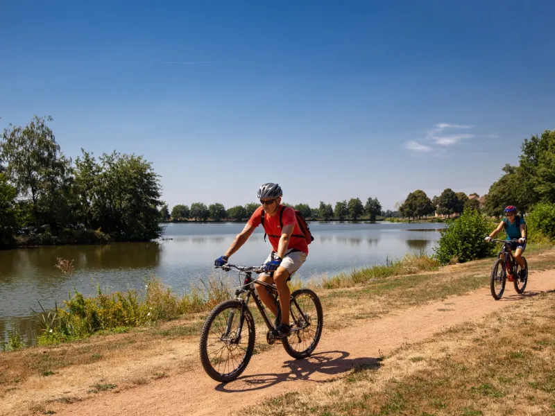 Vélos autour du plan d'eau de Bourbon-Lancy