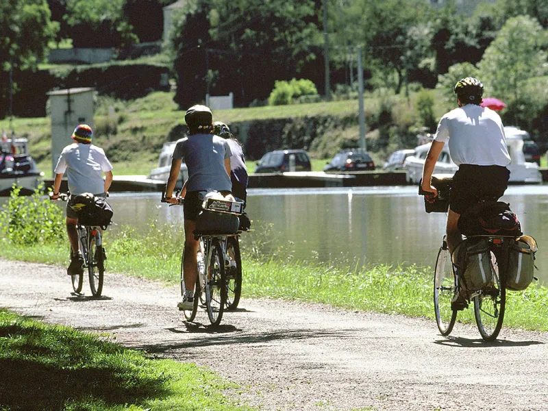 Cyclistes itinérant sur le canal du Nivernais à vélo vers Châtillon-en-Bazois