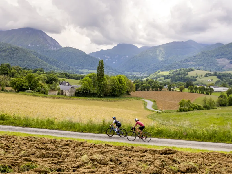 Cyclotouristes sur la Vélosud vers Nay-Asson