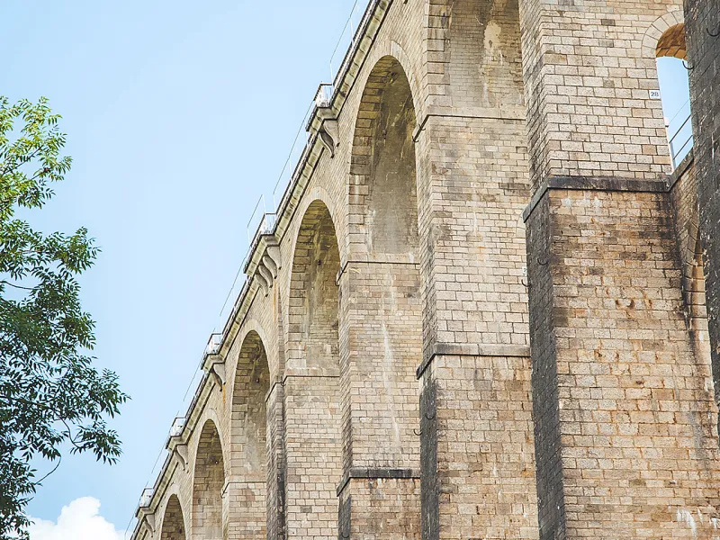 Sous le viaduc de Chaumont