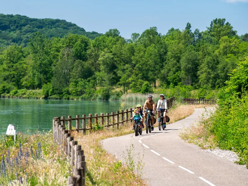 Famille à vélo sur ViaRhôna vers Massignieu