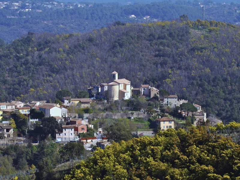 Vue par drone du village d'Auribeau