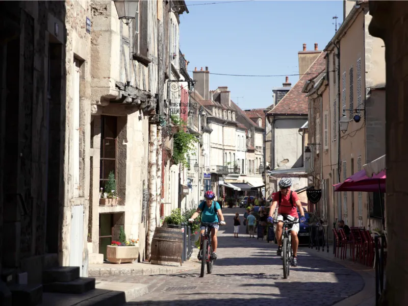 Dans les rues d'Avallon à VTT