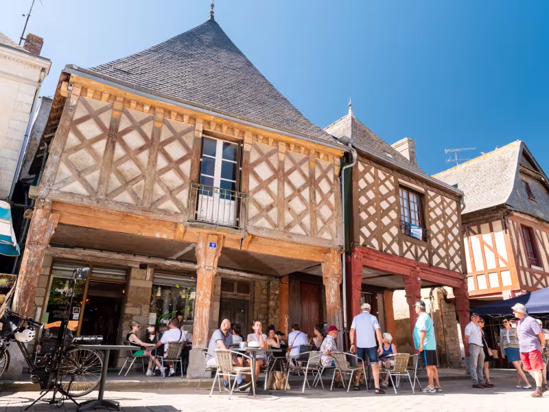 Place avec des cafés à La Guerche de Bretagne
