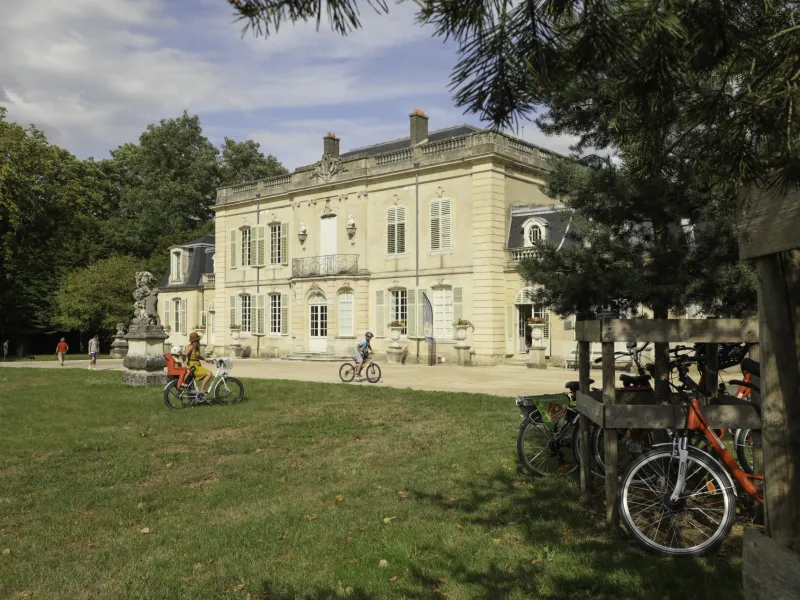 Halte à Jarville et son château