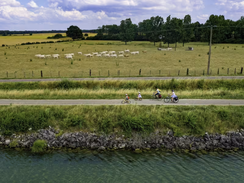 La Voie Bleue à travers la campagne en Côte d'Or vers Pagny