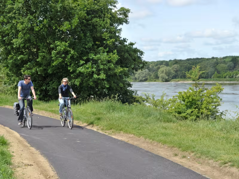 Couple de voyageurs à vélo en bord de Loire