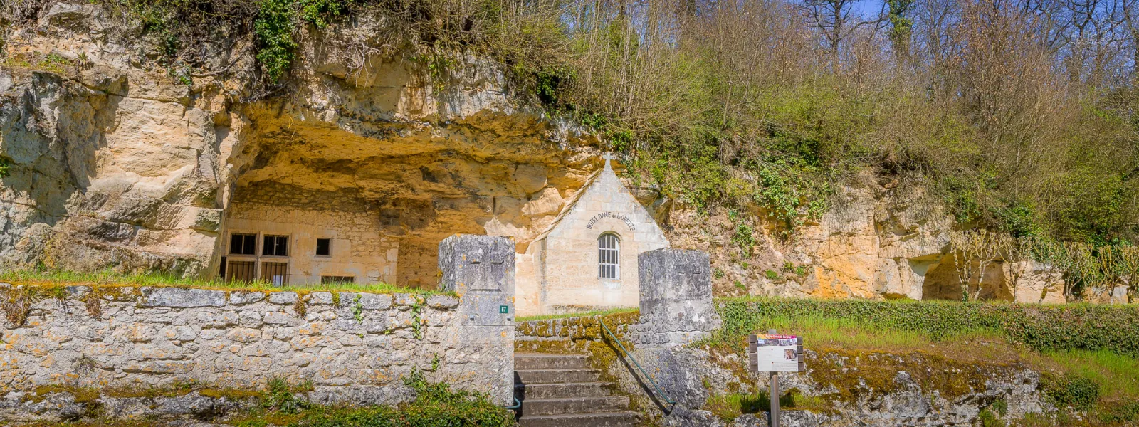 Habitations troglodytiques de la vallée de Courtineau 