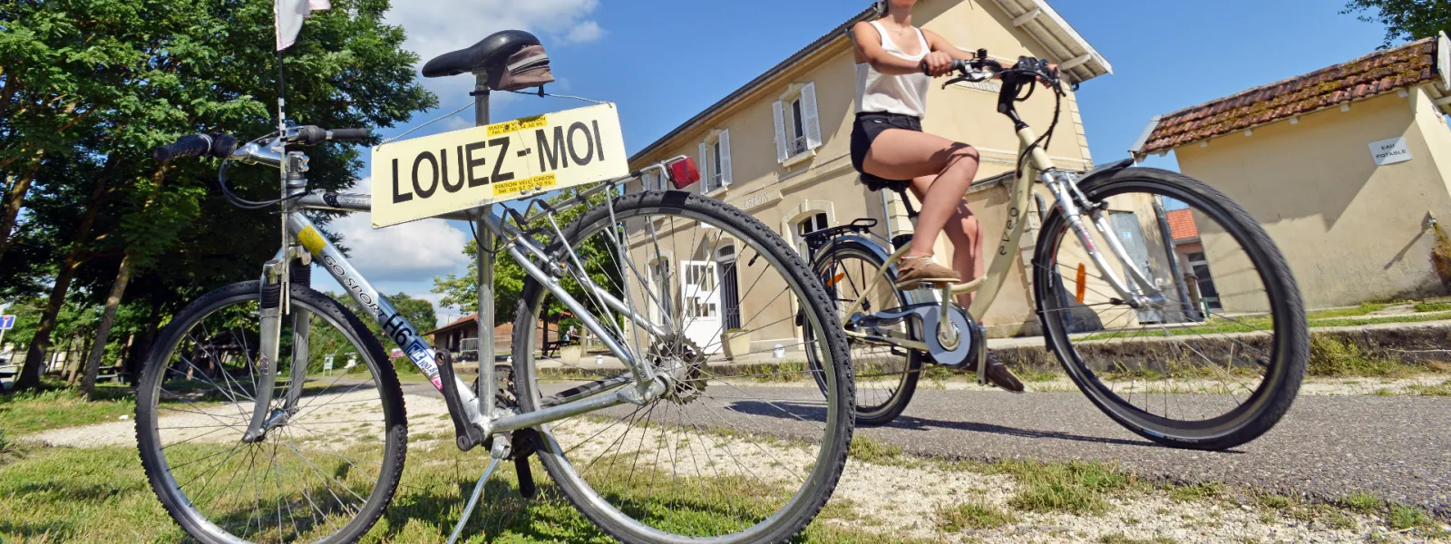 Location de vélos dans ancienne gare sur la piste cyclable Roger Lapébie