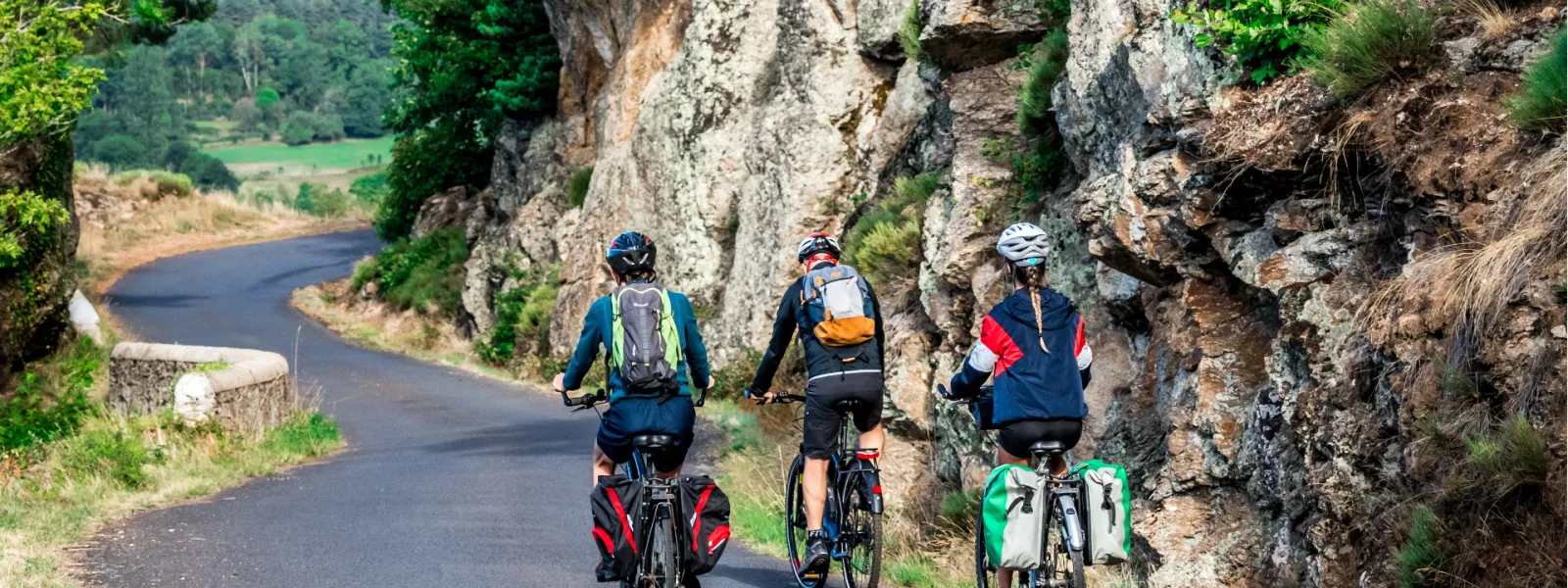 Cyclistes sur la Via Allier vers Pont d'Alleyras