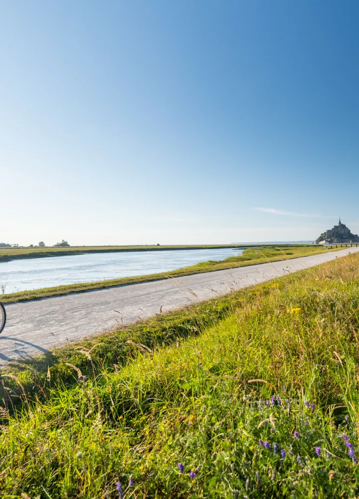 Arrivée à vélo au Mont-Saint-Michel