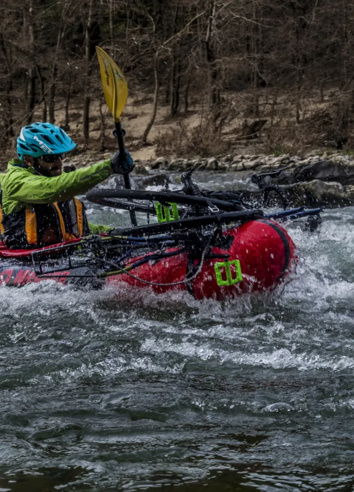 Traversée des gorges de l'Ardèche en bikeraft