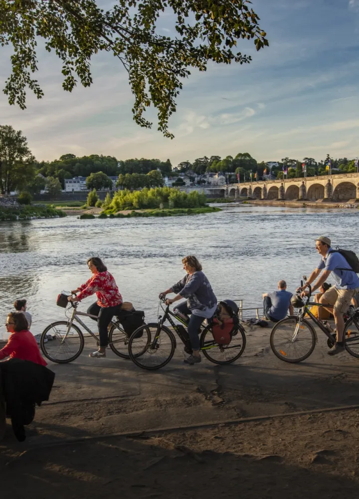 A vélo sur les bords de Loire à Tours. Lumière du soir.