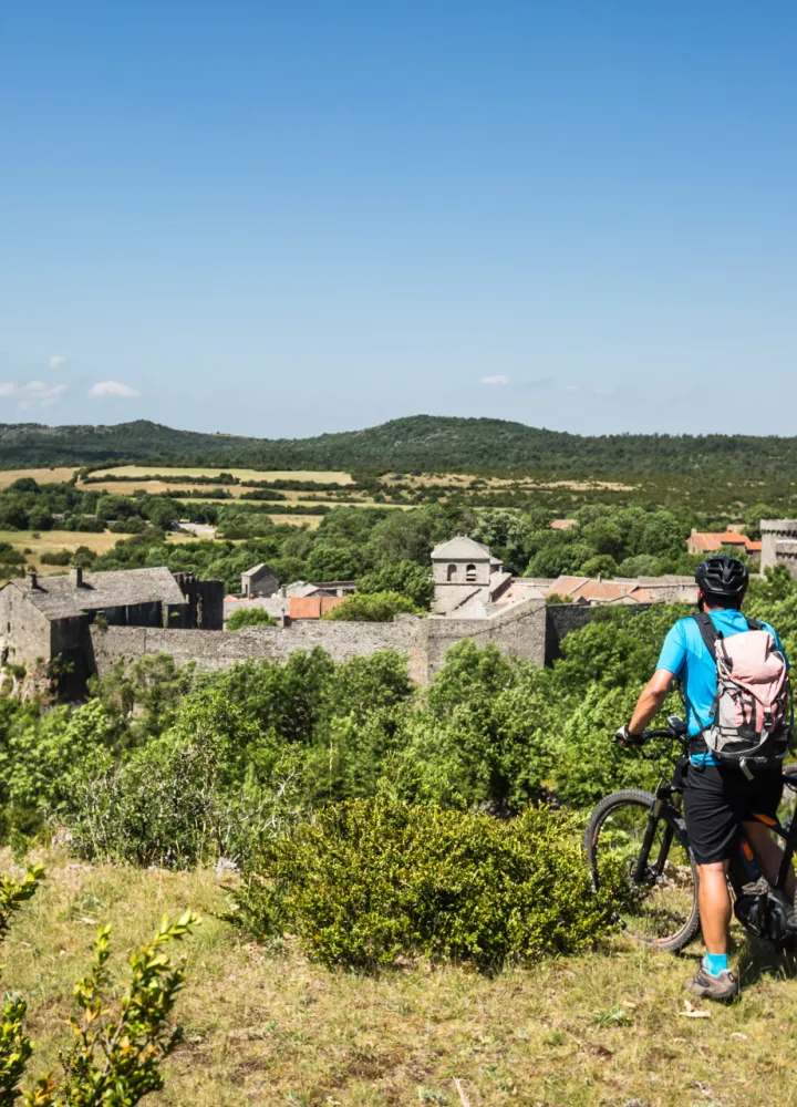 Arrivée sur la Couvertoirade à VTT