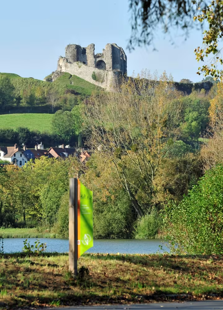 Voie verte en face du château d'Arques-la-Bataille