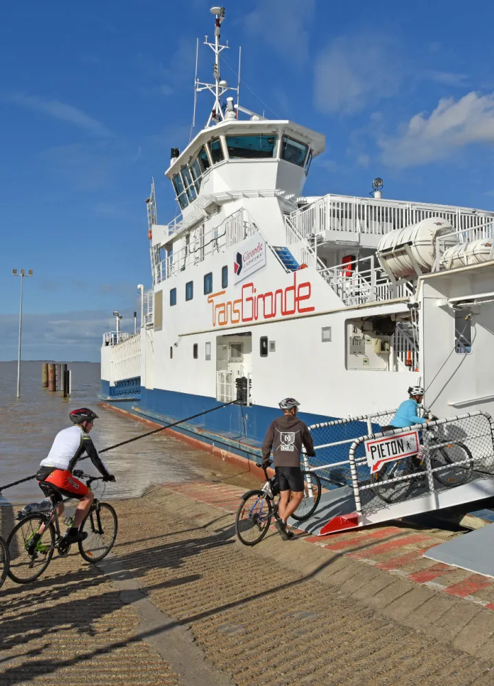 Traversée de la Gironde à vélo grâce au Bac entre Blaye et Lamarque