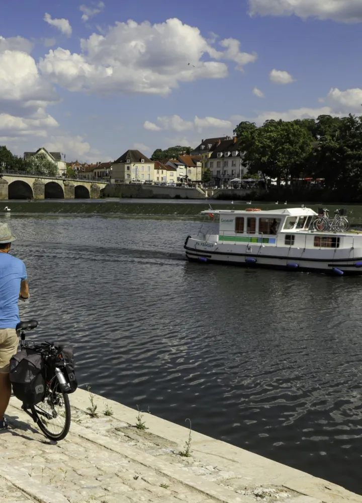 Bateau et vélo sur le port de Gray-sur-Saône