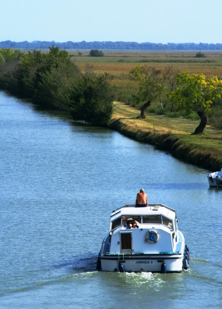Bateau sur le canal du Rhône à Sète vers Gallician