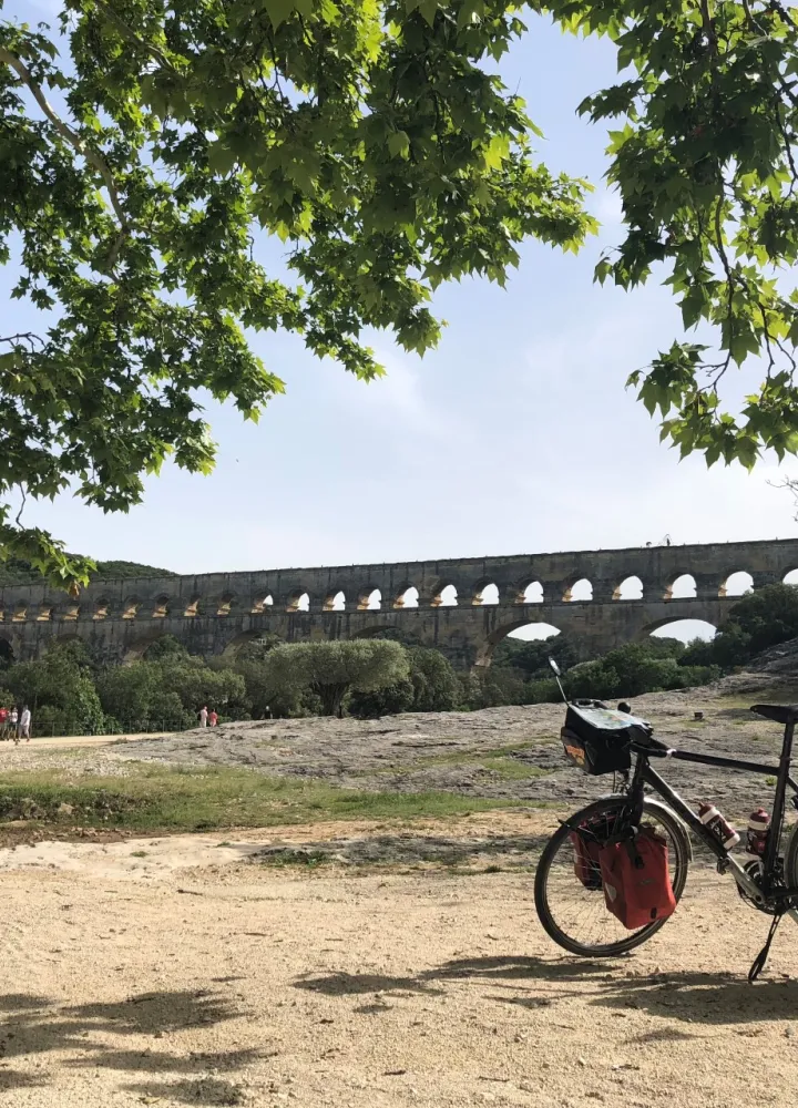 Devant le pont du Gard