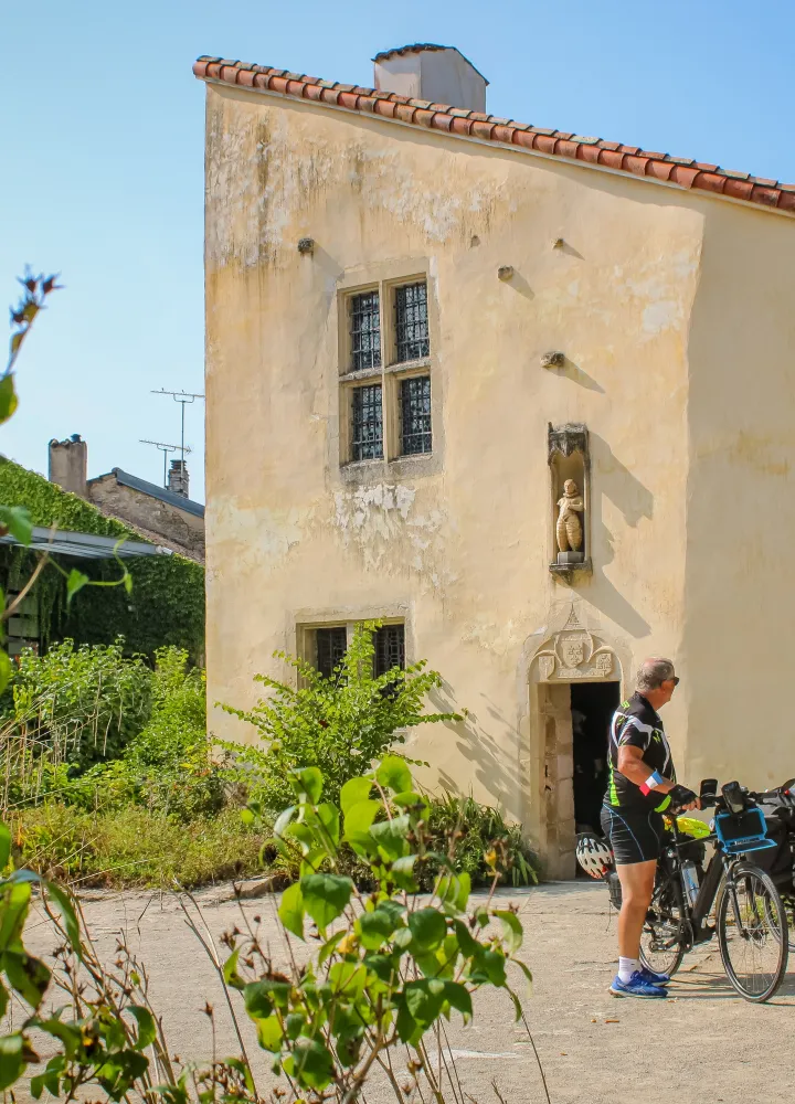 Cyclistes devant la maison de Jeanne d'Arc