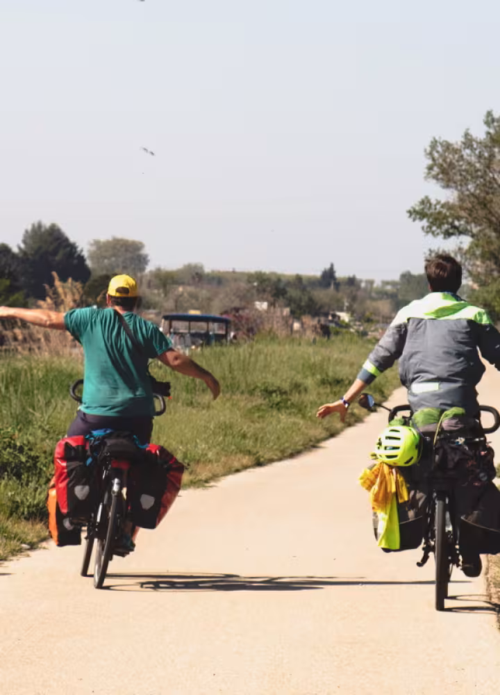 Couple cycliste à vélo sur l'EuroVelo 8 en Camargue