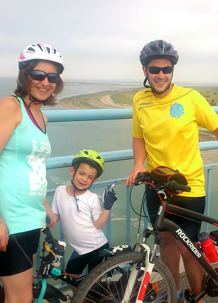Une famille à vélo avec 2 enfants sur la Vélodyssée