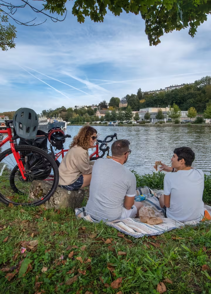 Sur l'EuroVelo 6, pique-nique près de Montbéliard
