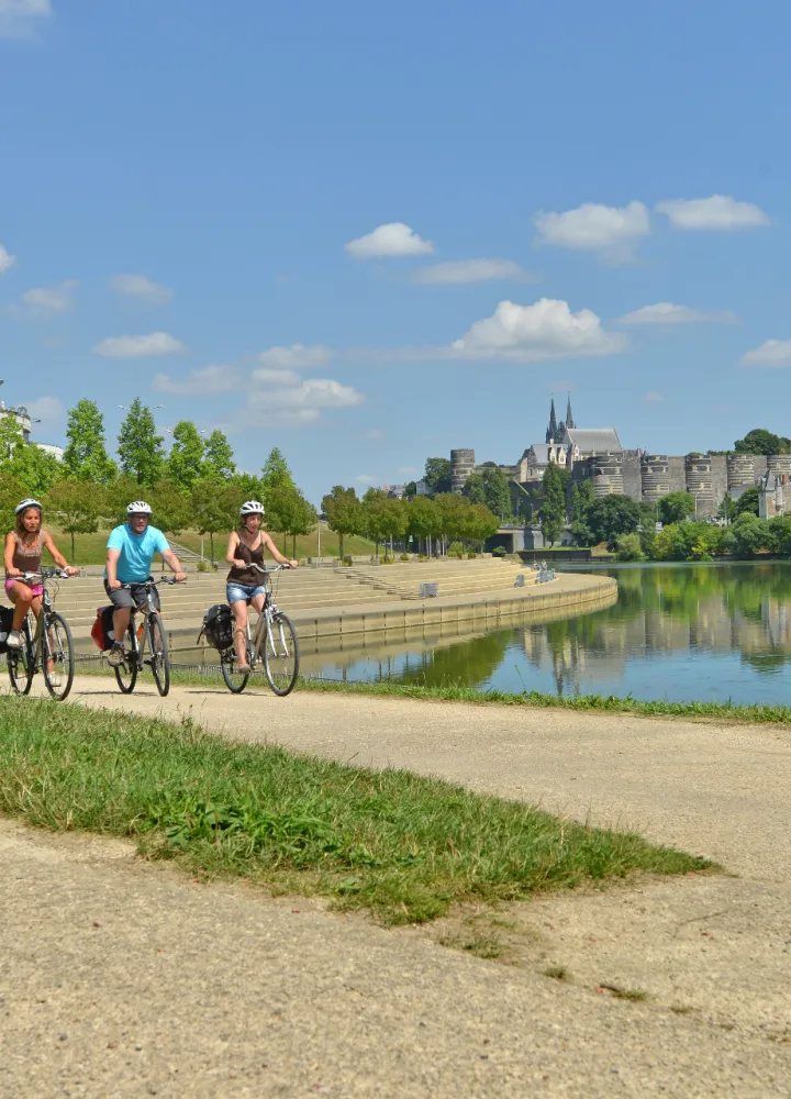 Piste cyclable le long de la Maine à Angers