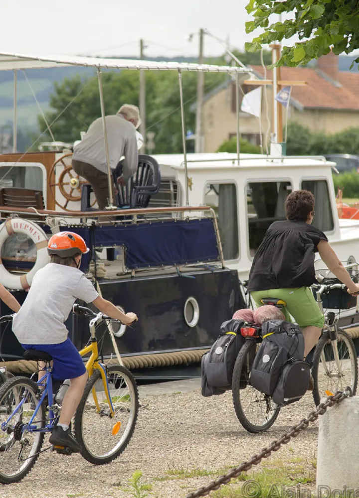 Famille à vélo sur le canal de Bourgogne sur le port de Pouilly-en-Auxois