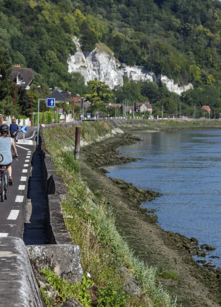 Les quais de Seine et ses falaises de craies à la sortie de La Bouille