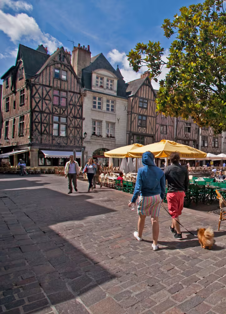 Terrasses de café sur la place Plumereau, à Tours