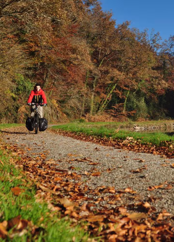 Vélo sur la voie verte le long du Blavet - Voie 8 Bretagne