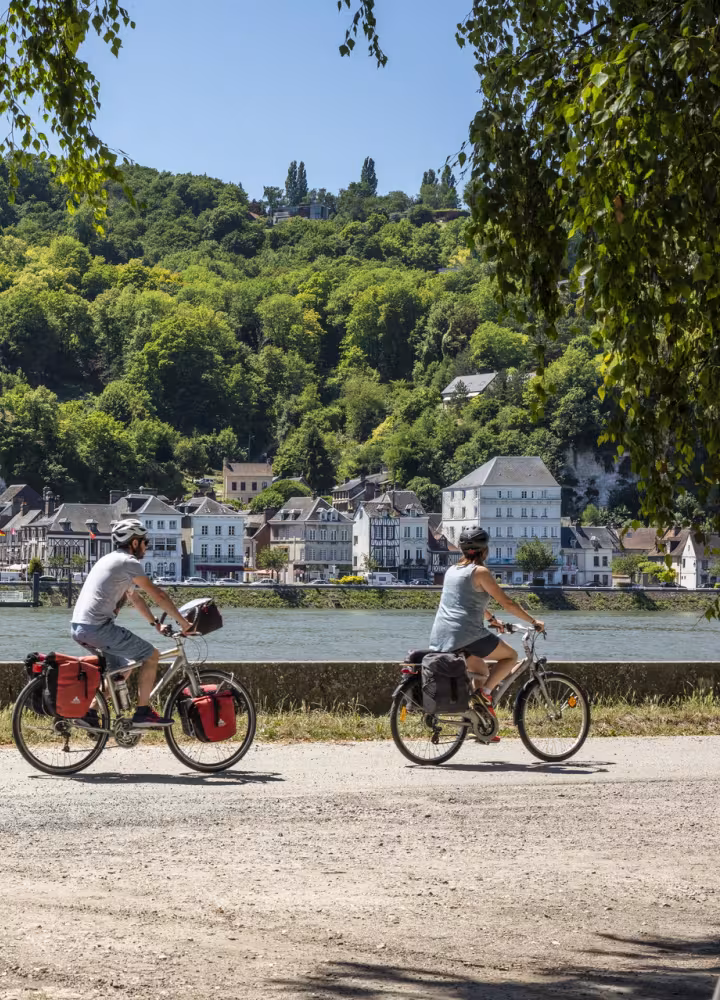 Arrivée au bac de La Bouille sur la voie verte de La Seine à Vélo entre Rouen et Sahurs