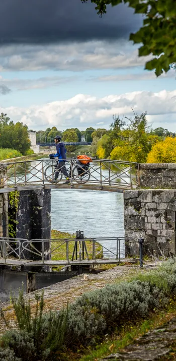 Écluse de Mantelot à vélo