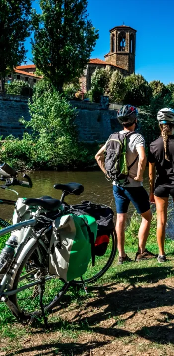 Cyclistes au bord de l'Allier à Langeac 