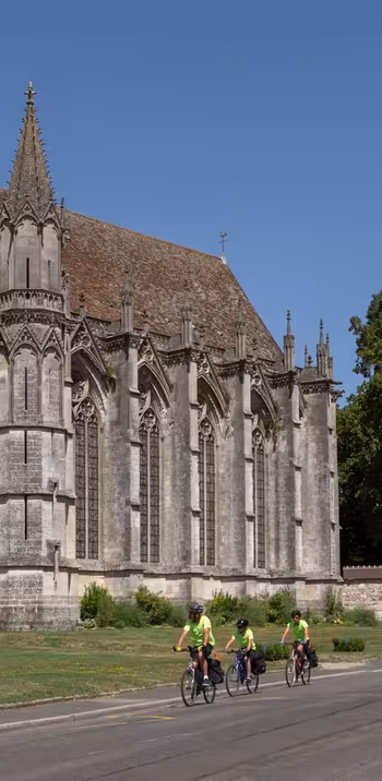 Cyclistes devant l'abbatiale de Saint-Germer-de-Fly
