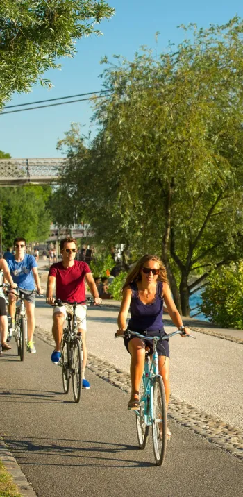 Les berges du Rhône à vélo à Lyon