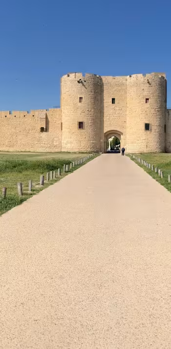 Devant les remparts d'Aigues Mortes